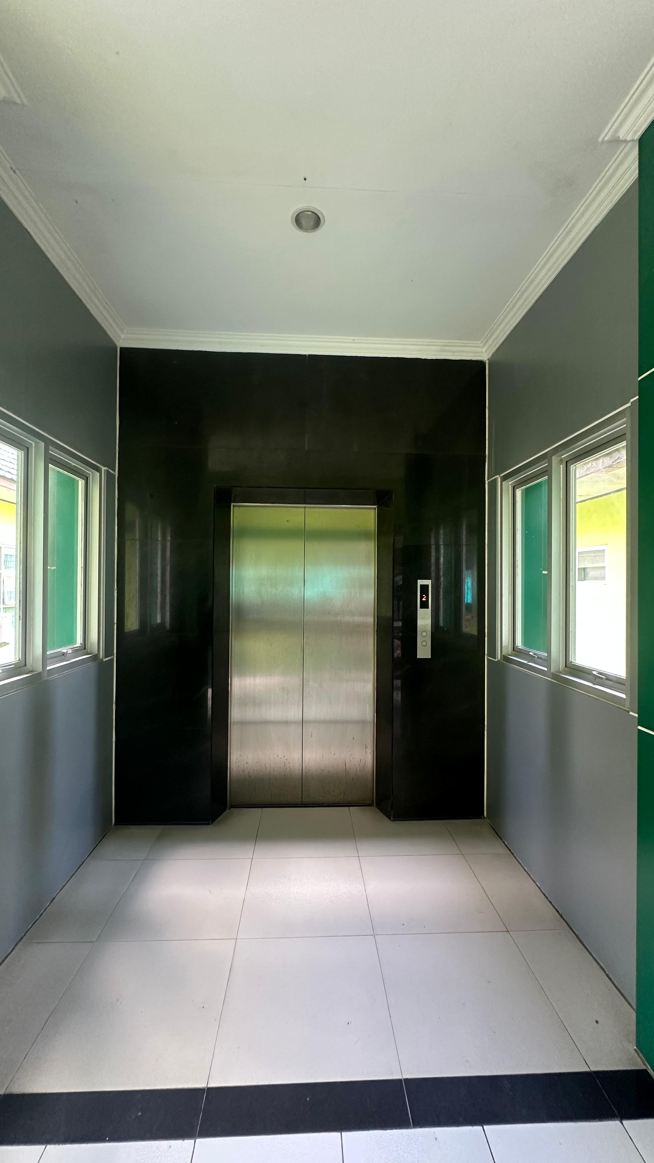 Lift Gedung